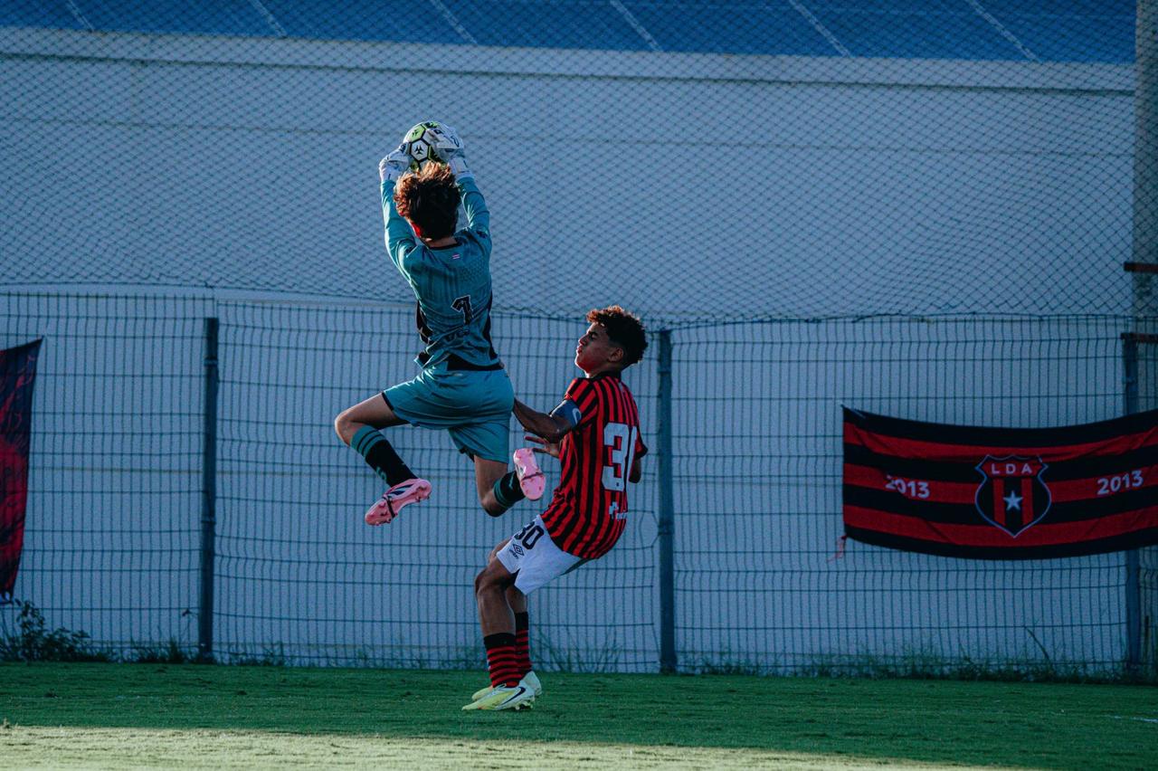 Atajada en el aire ante el delantero